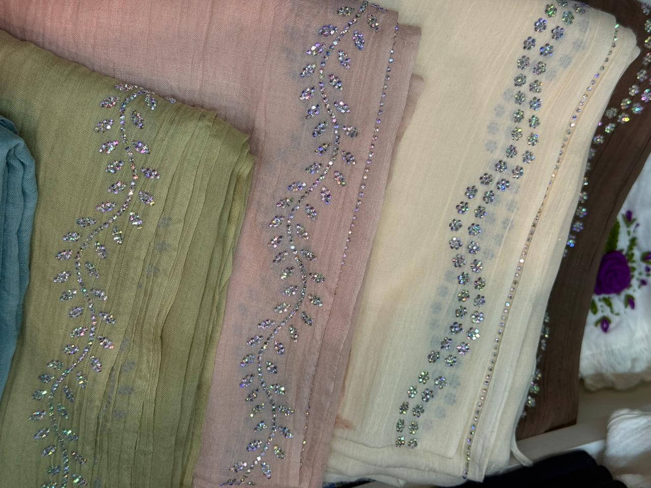 Super Yarn Shawl - Peak Elegance with Exclusive Offer, شال سوبر نخ - ذروة الأناقة بخصم استثنائي